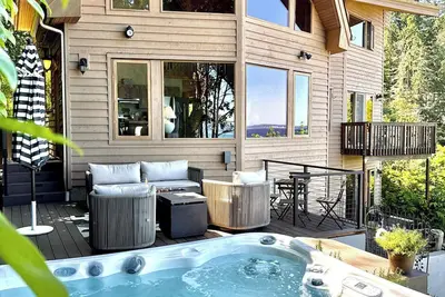 Image de Beachfront Luxury Retreat: Hot Tub, 3 King Beds + Ensuites, Stunning Sea Views