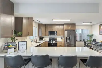 Image de Gather Together w/ Workspace, Garage, Pets