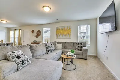 Image de 4 Mi to Hospital & Dtwn Greensboro: Spacious Home