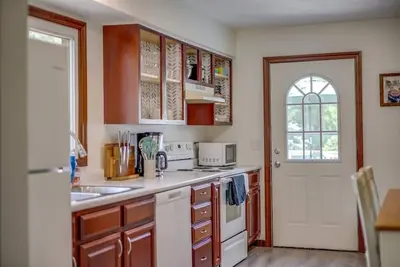 Image de Creekside Cottage: Private Hot Tub, Fenced Yard