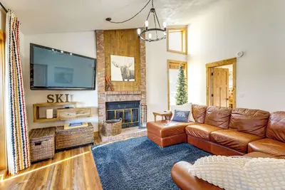 Image de Inviting & Cozy Fraser Condo: Steps to Ski Shuttle