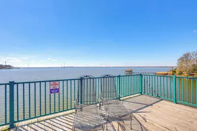 Hot Tub + Deck: Waterfront Lake Limestone Escape!