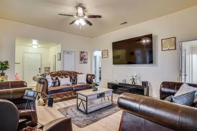 Image de 16 Mi to Dallas Stadium! Home w/ Easy City Access