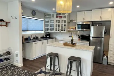 Image de Gateway to Rocky Mountains w swimming pool hot tub & beach 28 day minimum stay