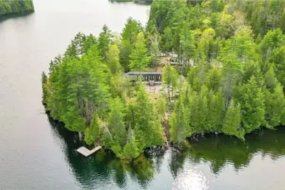 Image de Cozy and quiet lakeside cottage with large screened in porch to dine and relax