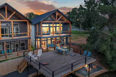 Image de Hilltop Retreat, Lakefront 6br, Boat Dock, Hot Tub