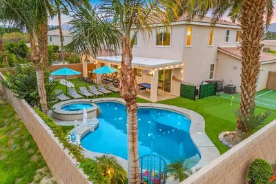 Image de 14 Beds, Gameroom, Basketball, Golf, Bowling, Stylish, Bbq, Firepit, Pool+Spa.