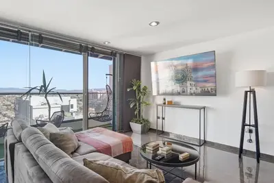 Image de Luxury Hilltop Loft | Balcony + Panoramic Views