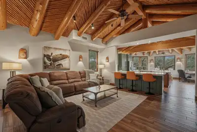 Image de Luxury Aviation Retreat- Dual Primary Suites, Runway Views, Carefree, Az