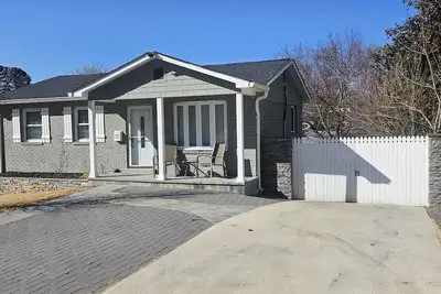 Image de Dale City 4 Bedroom 2 Bath Modern Stylish Home Parking, Fenced Yard, Patio