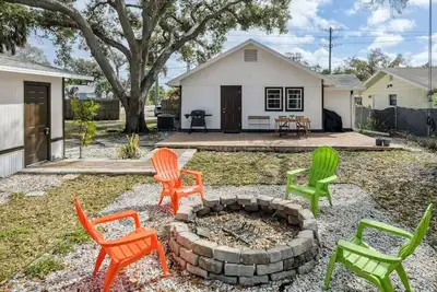 Image de Classic Old Palmetto Retreat - Fire Pit -Walk to Coffee