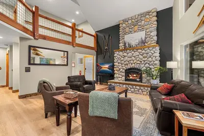 Image de 5 Bedroom, 3-level home with Lake views, hot tub, & fireplace, sleeps 12 guests