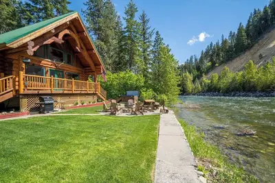 Image de Riverfront Log cabin, sleeps 6 guests with hot tub