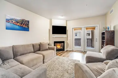 Image de 2br Condo with Deck, Pet Friendly, Clubhouse Pool & 30+ Day Stays