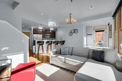 Image de Location • Downtown • River!