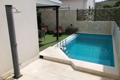 Image de Maison pour la famille près de la mer et avec la piscine Rogoznica (K-25216)