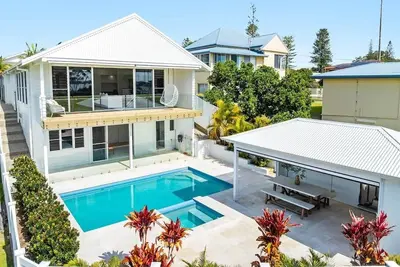 Image de 'Bentwood' \nLuxe Waterfront Escape