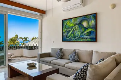 Image de Stylish suite with WiFi, hot tub, gym access, heated pool & terraces