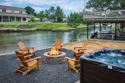 Image de Ultimate Group Stay on the Lake - 6br w/ Hot Tub