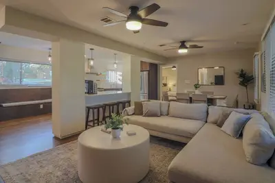 Image de Renovated South Austin Family Home | 4br | Huge Fenced Yard