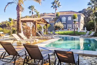 Image de Superbe maison à Coin avec piscine privée, utilisable à l'intérieur comme à.