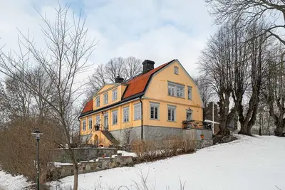 Image de Historic 300-Year-Old Mansion near Solna Mall
