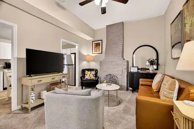 Image de Row Home in Victorian District w/ Parking + Pet-friendly by Lucky Savannah