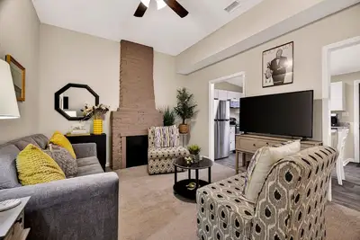 Image de Pet-friendly Row Home in Victorian District w/ Parking by Lucky Savannah