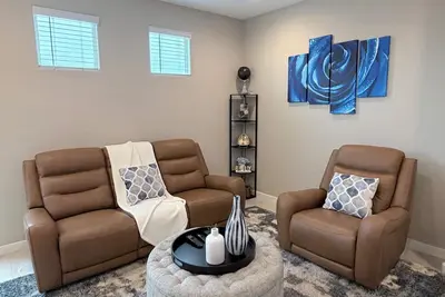 Image de 1-bedroom private guest suite with a complete full-size kitchen for your needs!