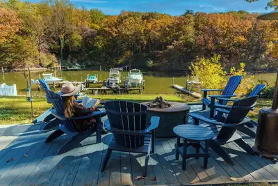 Image de Cozy Waterfront Retreat w/ Dock, Hot Tub, Fire Pit, Game Room, Pet Friendly