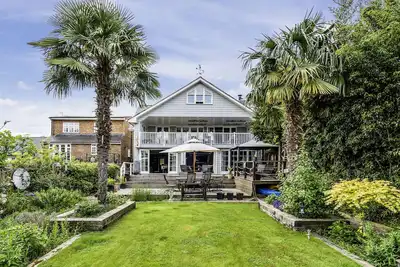 Image de River Haven, pet friendly, with open fire in Thames Ditton