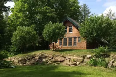 Image de Peaceful Log Cabin in the Woods