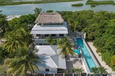 Image de 5br Multi-Unit Villa + Pool | Three by the Sea