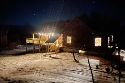 Image de Beautiful Wintry Log Cabin Immersed in Nature