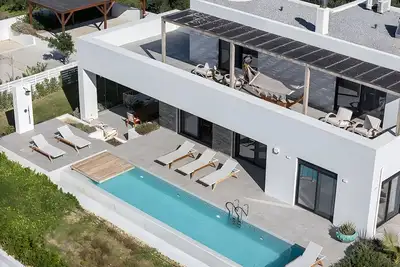 Image de Maison hollywoodienne 5 mn de la mer à pied-\n piscine chauffée- vue mer unique