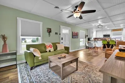 Image de Lux Mins To Baylor- BaylorWhite- W/ Hot Tub