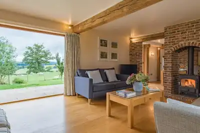 Image de Little Hare Oast -  large home for smaller groups with amazing views