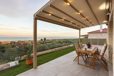 Image de Petra & Thea Chrani - Seaview Stylish Escapade