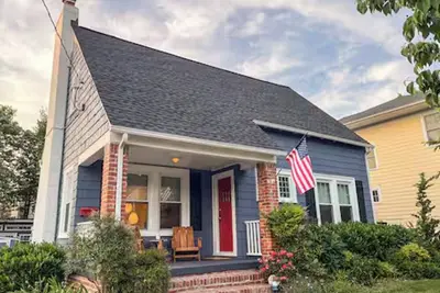 Image de Cozy 1930s Bungalow in North Arlington