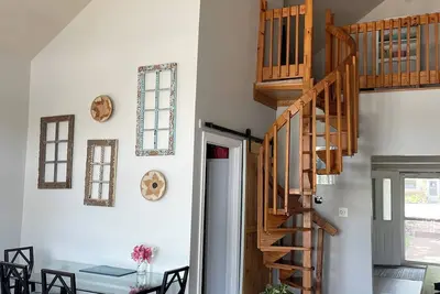 Image de Cheerful lakefront cottage with outdoor fire pit right on Lake Dalecarlia