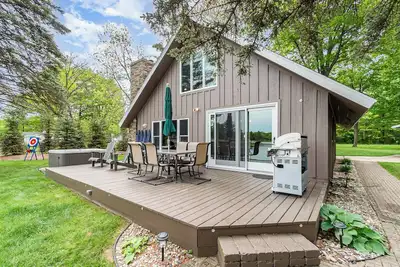 Image de Stunning Lakefront Cottage with Beach & Hot Tub