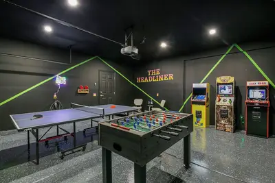 Image de The Headliner:Private! Game Room! Festivals!