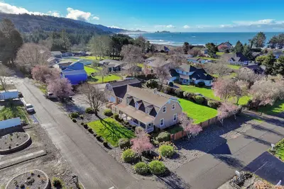 Image de New! Deeded Beach & River Access with Private Hot Tub and Custom Gourmet Kitchen