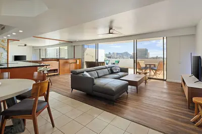 Image de Waikiki 2br, 2Parking, W/D in units, Ocean & Diamond head view with 1100sq Lanai!