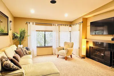 Image de Downtown Bellevue 2br Condo Free Reserved Parking