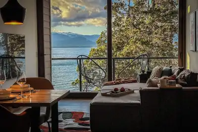 Image de 2br apartment with heated pool and panoramic lake view