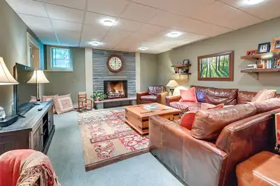 Image de Luxury 2-bedroom, 1 bath basement apartment w/ pool, hot tub, grill & patio.