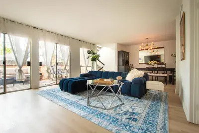 Sherman Oaks Townhome Private Patio + Pool Access