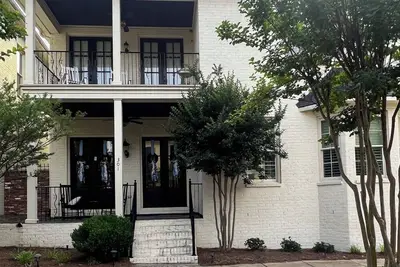 Image de Modern southern charm townhome close to the Square
