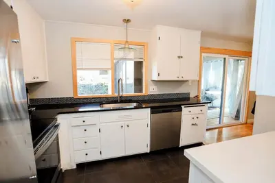 Image de Elegant home with private covered patio and very close to the airport.